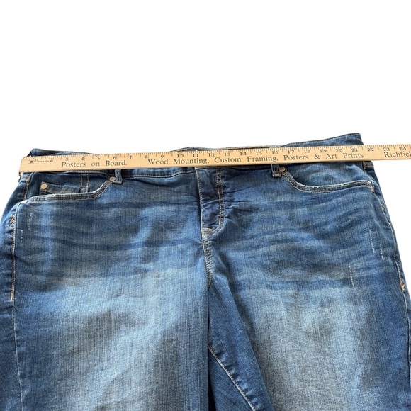 Torrid Stretch Denim Bermuda Jean Shorts Womens Plus Size 22 Distressed Raw Hem - Picture 10 of 14